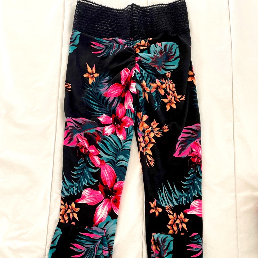 Cute Booty lounge Maui wowie leggings in XS